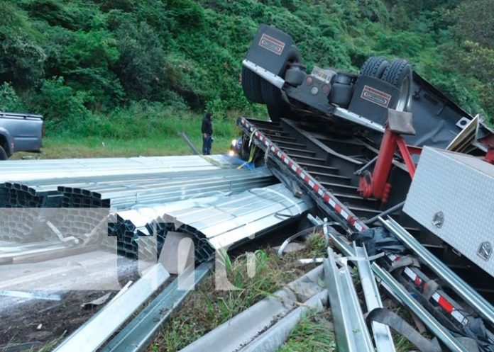 Rastra cargada de perlines quedo volcada en la Cuesta La Cucamonga, Estelí
