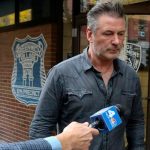 Alec Baldwin mata accidentalmente a una mujer durante el rodaje de su película