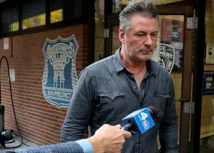 Alec Baldwin mata accidentalmente a una mujer durante el rodaje de su película