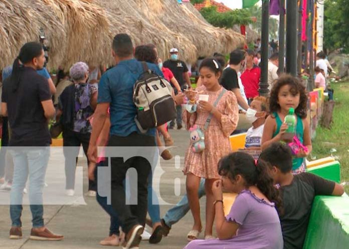 Realizan show de imitadores en el Puerto Salvador Allende