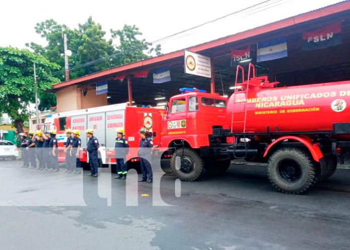 2 Bomberos movilizan dos camiones contra incendios a nueva estación en Palacagüina