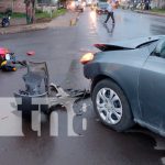 Motociclista lesionado tras impactar contra la parte delantera de un vehículo