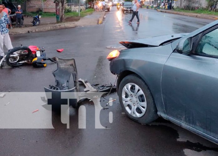 2 Motociclista lesionado tras impactar contra la parte delantera de un vehículo