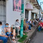 Chinandeganos acuden de manera voluntaria a aplicarse la vacuna contra el COVID-19