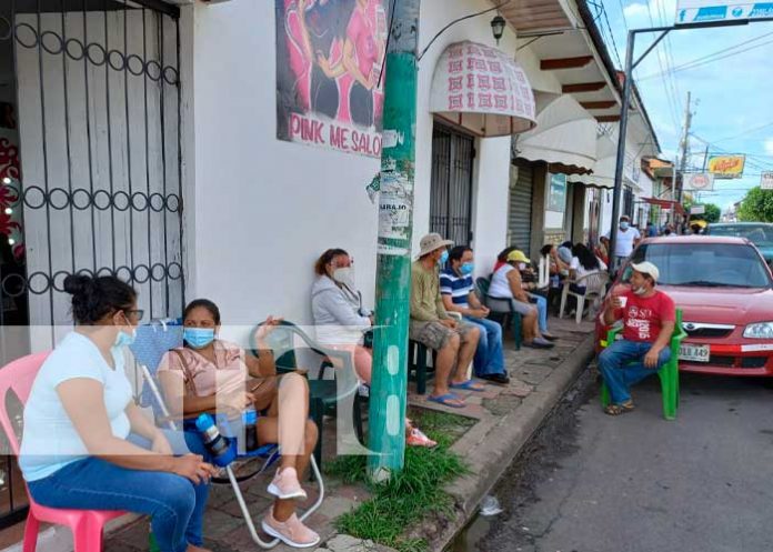 Chinandeganos acuden de manera voluntaria a aplicarse la vacuna contra el COVID-19