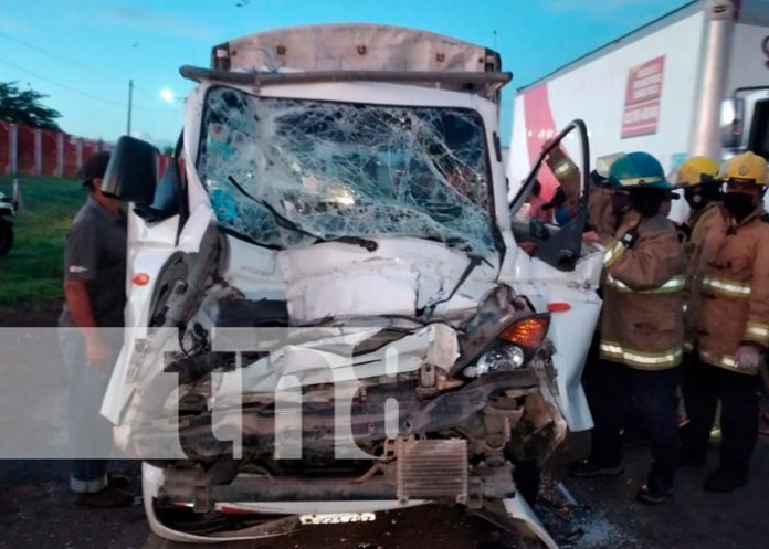 2.1 Conductor de camión queda prensado en violento accidente en Tipitapa