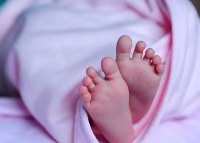 Niña es asesinada a golpes por su mamá y su pareja en Reino Unido