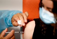Tercera dosis de la vacuna Pfizer tiene 95,6% de eficacia, según estudio Tercera dosis de la vacuna Pfizer tiene 95,6% de eficacia, según estudio