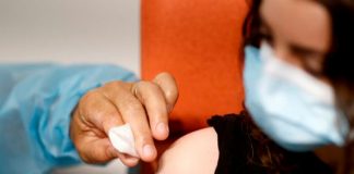 Tercera dosis de la vacuna Pfizer tiene 95,6% de eficacia, según estudio