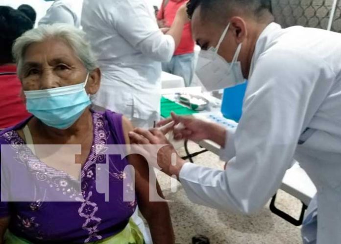 3 Familias de la Isla de Ometepe se inmunizan contra la COVID19