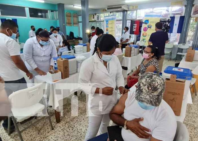 Aplican 1ra y 2da dosis de la vacuna contra el COVID-19 AstraZeneca