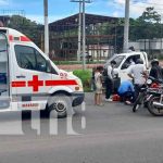 Mujer titubea al cruzar la vía y deja delicado a motociclista Mujer titubea al cruzar la vía y deja delicado a motociclista