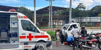 Mujer titubea al cruzar la vía y deja delicado a motociclista