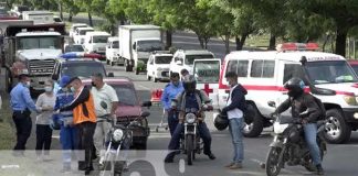 Tremendo susto se llevó motociclista al ser golpeado por camioneta en la Pista Suburbana