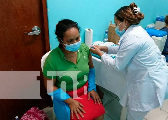 Población de Río Blanco acuden a vacunarse contra el COVID-19