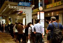 Tres heridos al descarrillarse un tren en Tokio durante el terremoto de 6,1