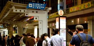 Tres heridos al descarrillarse un tren en Tokio durante el terremoto de 6,1