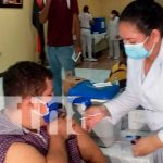 Personas mayores de 30 años de edad se llegan a vacunar para evitar el COVID-19