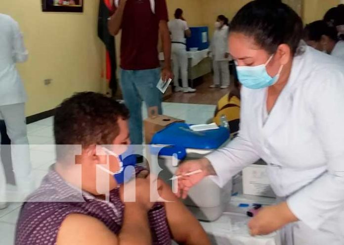 3 Personas mayores de 30 años de edad se llegan a vacunar para evitar el COVID-19