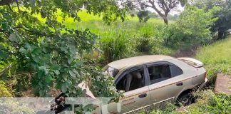 Taxista en exceso de velocidad se estrella contra un cauce en León
