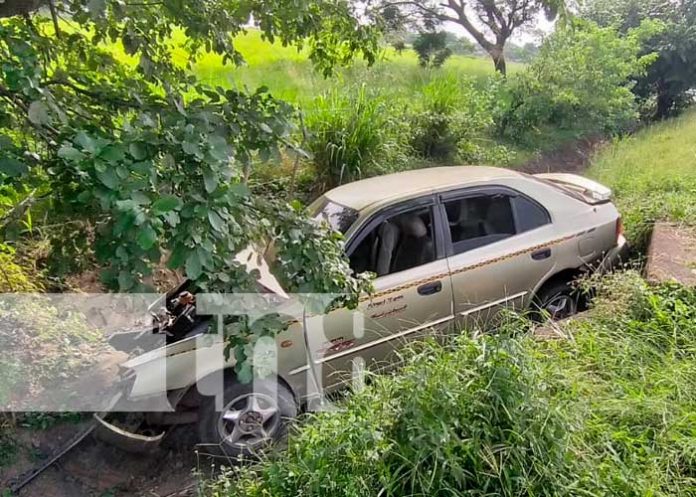 Taxista en exceso de velocidad se estrella contra un cauce en León