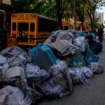 La basura se acumula en Nueva York en protesta contra certificado de vacunación