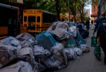 La basura se acumula en Nueva York en protesta contra certificado de vacunación