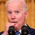 Joe Biden tose en su palma y continúa saludando de manos al público