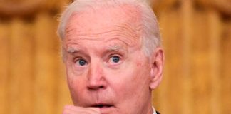 Joe Biden tose en su palma y continúa saludando de manos al público