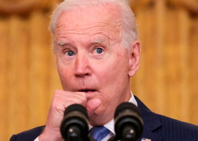 Joe Biden tose en su palma y continúa saludando de manos al público