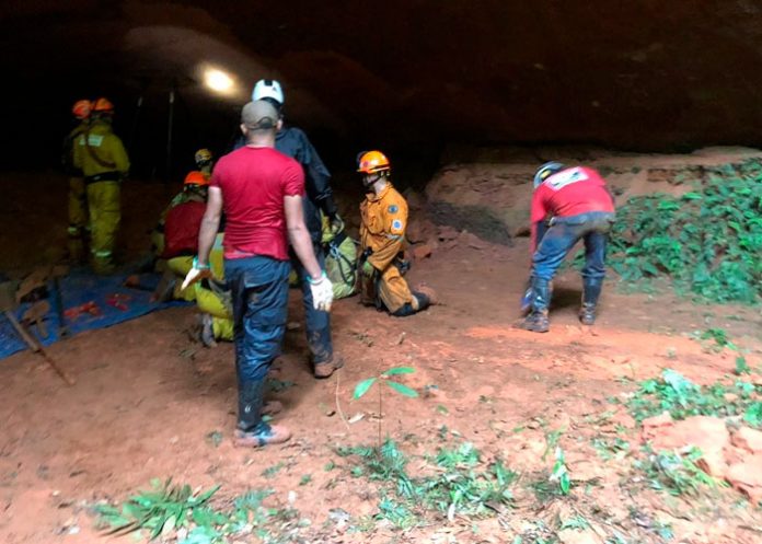 Nueve bomberos siguen soterrados tras el colapso de una cueva en Brasil