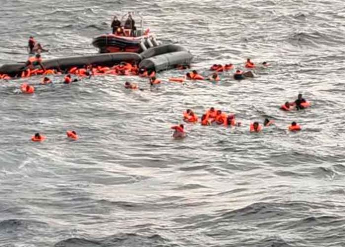 Muertas 15 personas al naufragar un bote frente a la costa de Libia