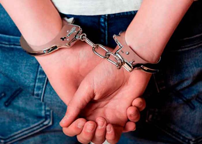 Detienen a dos estudiantes por amenaza de tiroteo en escuela de Florida