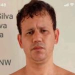 Hombre apuñala y le deja el cuchillo en la cara al amante de su esposa