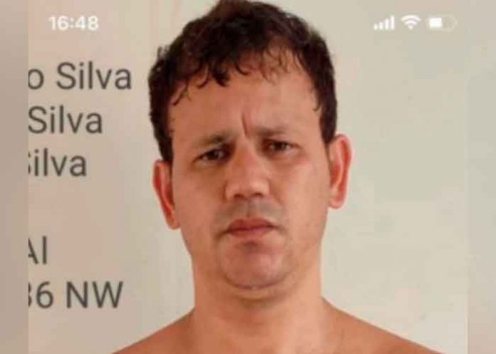 Hombre apuñala y le deja el cuchillo en la cara al amante de su esposa