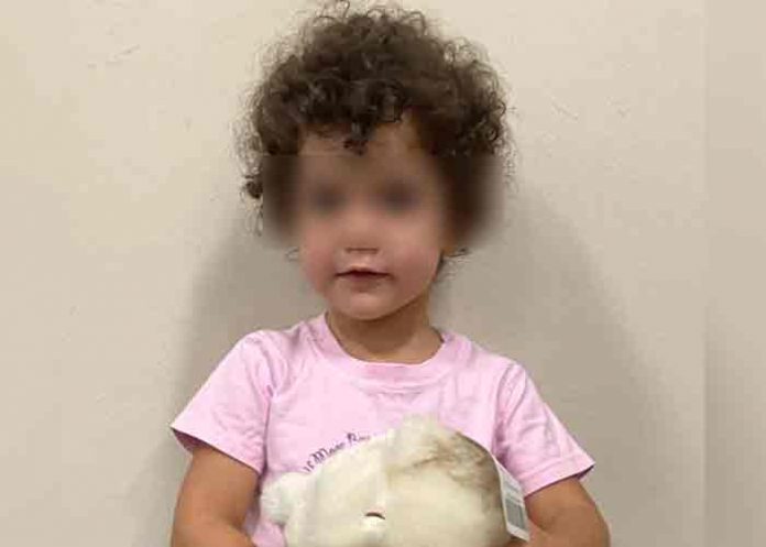 abandono-hija- Miami: Madre abandona a su hija en el baño de un hospital