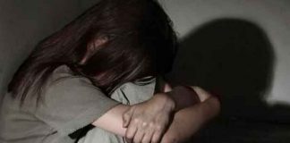 ¡Detestable! Revisó el celular de su novio y descubrió que violó a su hija