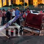 Mototaxi partida en dos tras irrespetar semáforo de la Asamblea Nacional Mototaxi partida en dos