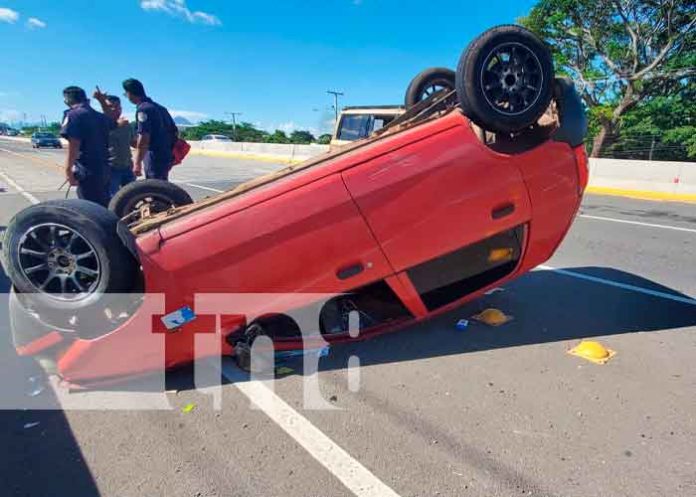 accidente1 Aparatoso vuelco en carretera Nueva a León deja cuantiosos daños materiales