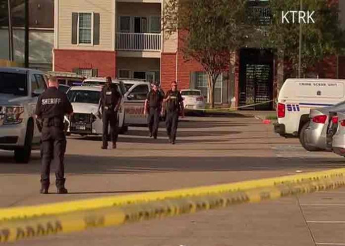 Arrestan a madre de niños abandonados que vivieron con cadáver de su hermano