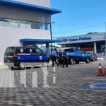 Extraña muerte de una mujer mientras hacía fila en un banco de Managua Parqueo de banco en Managua donde una mujer falleció