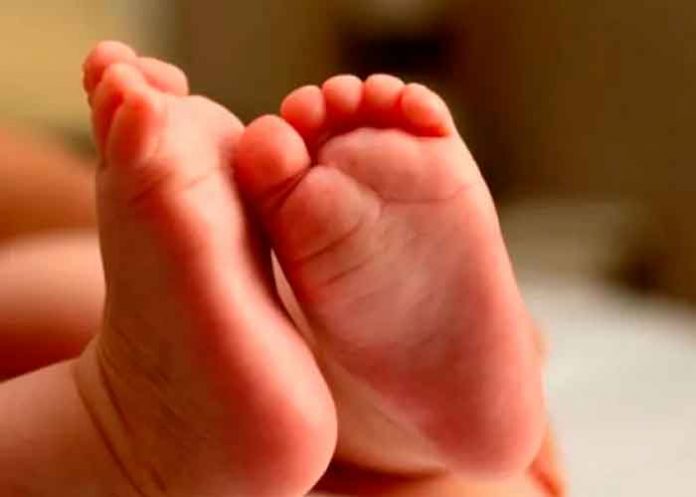 Despiden a enfermera por publicar foto de un bebé con los 