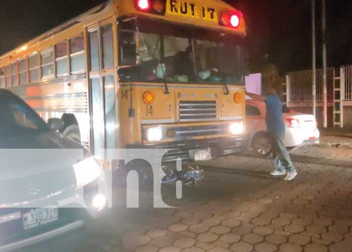 Ciclista vivo tras quedar debajo de una ruta
