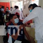 Personal de primera línea es vacunado