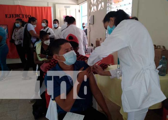 Personal de primera línea es vacunado