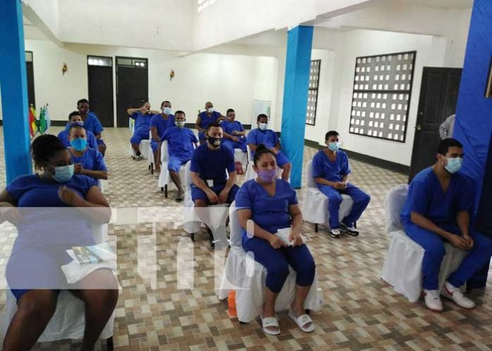 Curso de enjuncado de muebles para privados de libertad en Bluefields