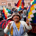 Miles de bolivianos se movilizan en defensa de la Wiphala Miles de bolivianos se moviliza en defensa de la Wiphala