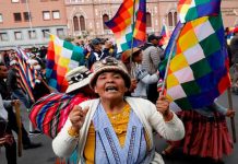 Miles de bolivianos se movilizan en defensa de la Wiphala Miles de bolivianos se moviliza en defensa de la Wiphala