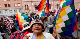 Miles de bolivianos se moviliza en defensa de la Wiphala