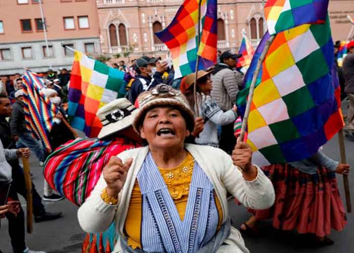 bolivia5 Miles de bolivianos se moviliza en defensa de la Wiphala